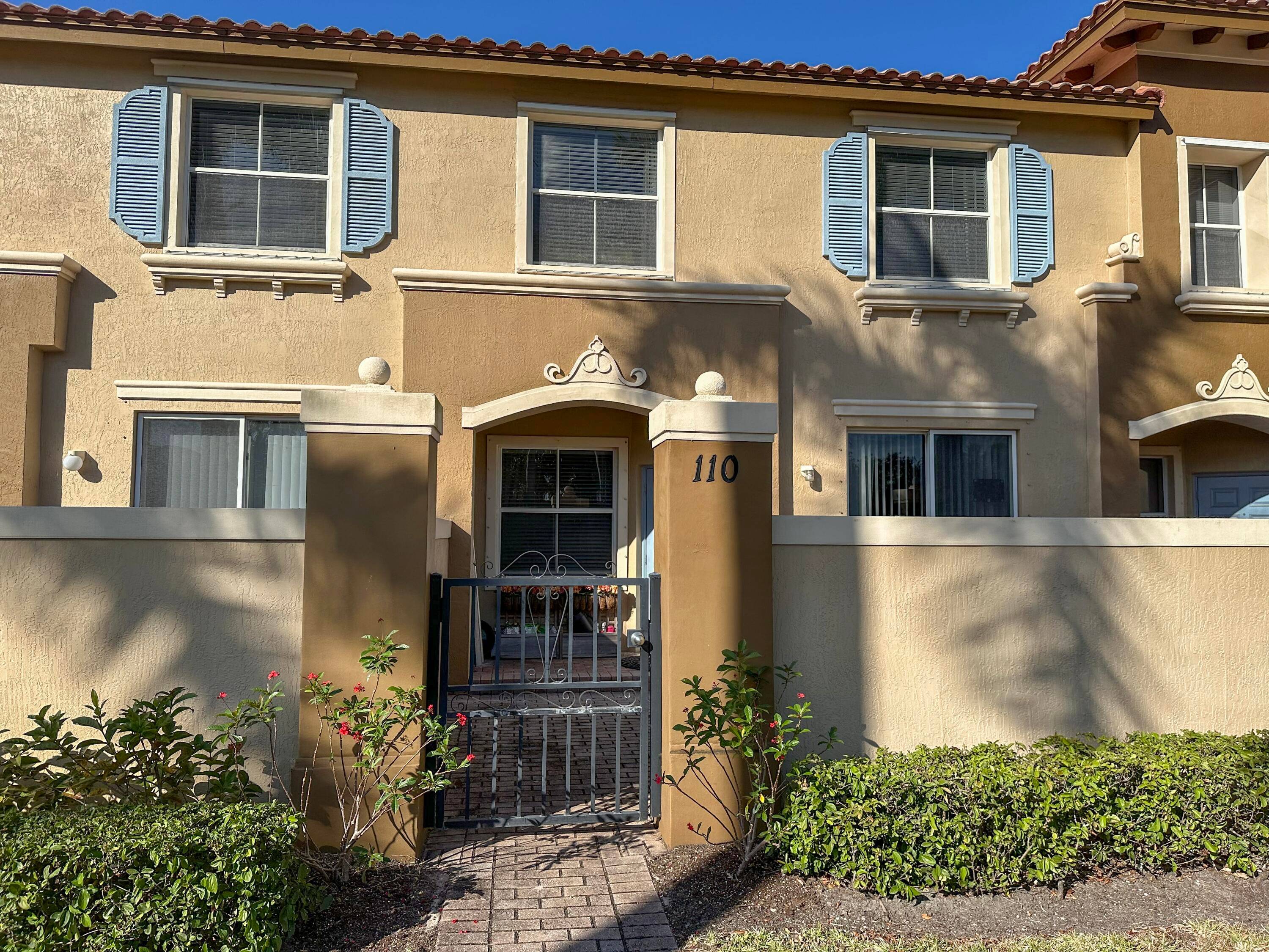 This 2 bed, 2. 5 bath townhome is located in The Links at Emerald Dunes, a family and pet friendly gated community.