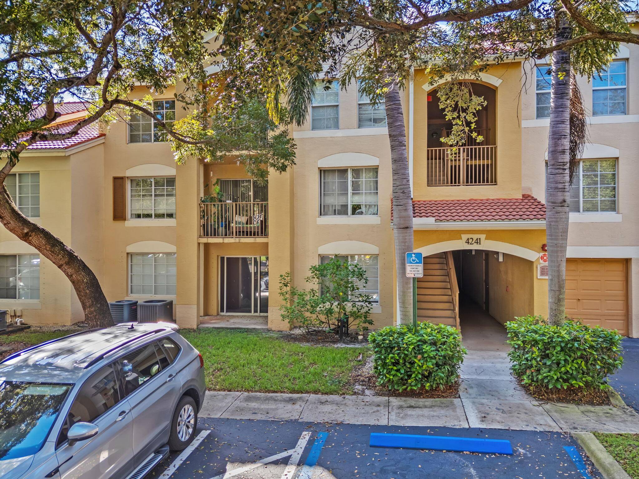 This charming spacious one bedroom, one bathroom first floor unit is located in the desirable gated community of Emerald Isles in West Palm Beach.