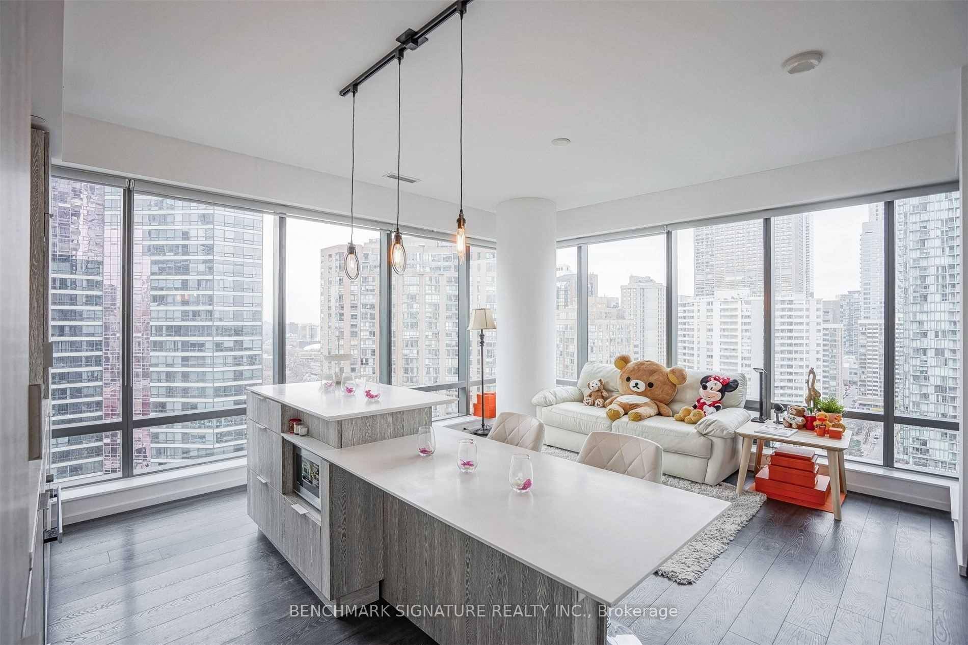 Welcome To 5 St Joseph St 1908, A Sophisticated amp ; Functionable 1 Bedroom Den with Door, 1 Bathroom Suite Offering The Perfect Blend Of Style, Comfort, And Convenience.