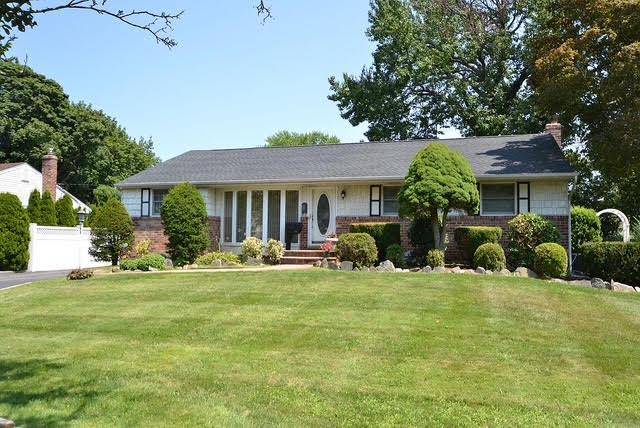 Well maintained Ranch located in the Beautiful town of Commack !
