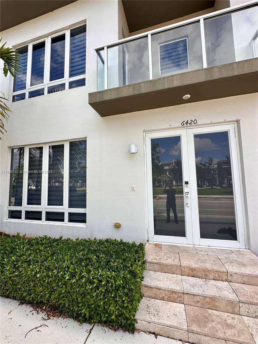 Luxurious House with 3 bedrooms and 3 full bathrooms and 1 half bathroom, with more than 4000 square feet with open spaces and architectural designs combined with luxury and comfort.