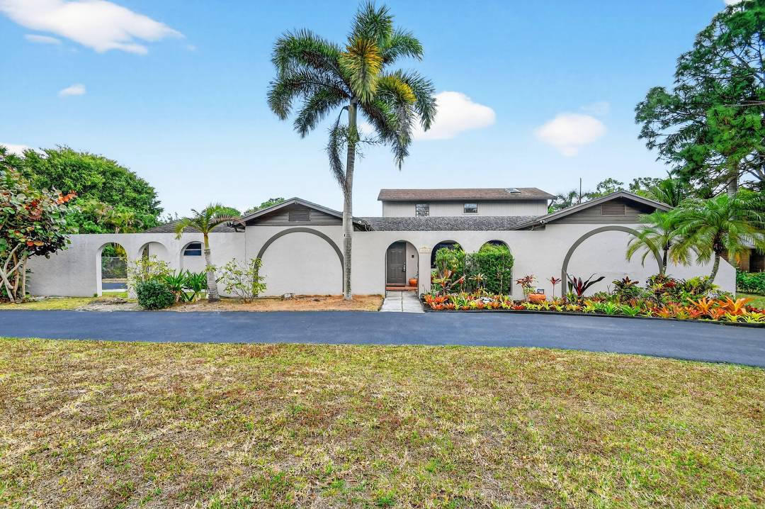 THIS IS A LARGE 4 BEDROOMS AND 4 BATHS HOME, FULLY FURNISHED.