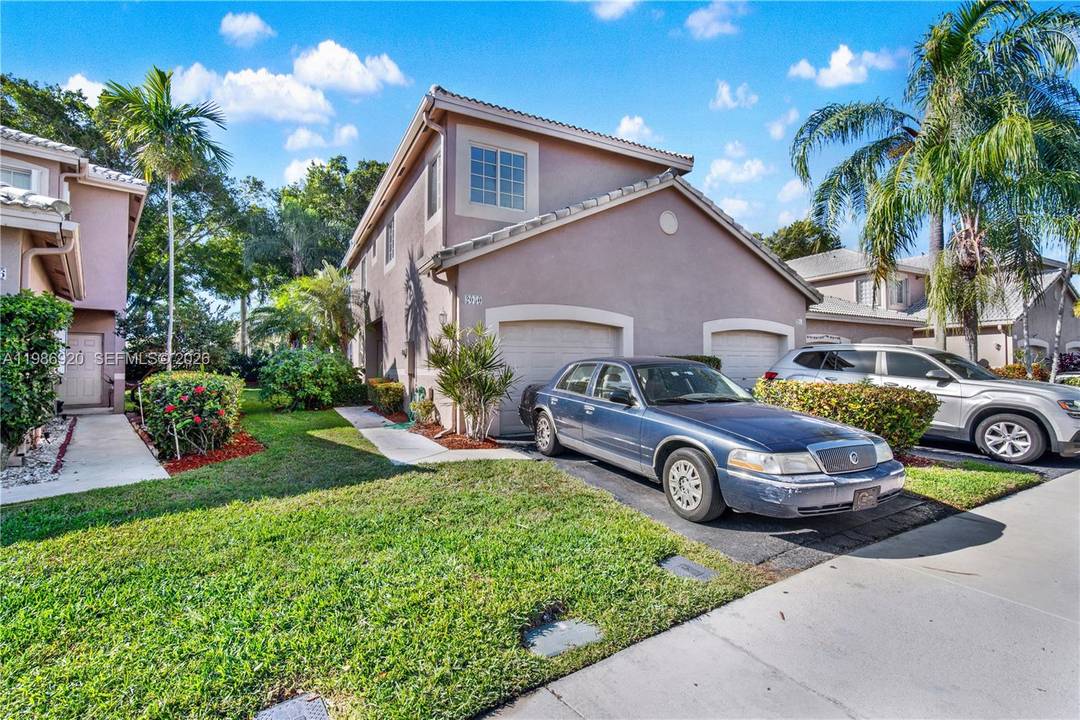 Beautiful San Messina townhome located in a well maintained, gated community.