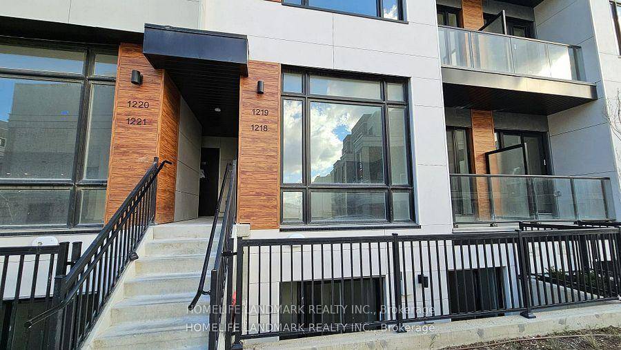 Prime Richmond Hill location, 2 Storey Stack Town with 2 Bed 2 Bath extra Powder.