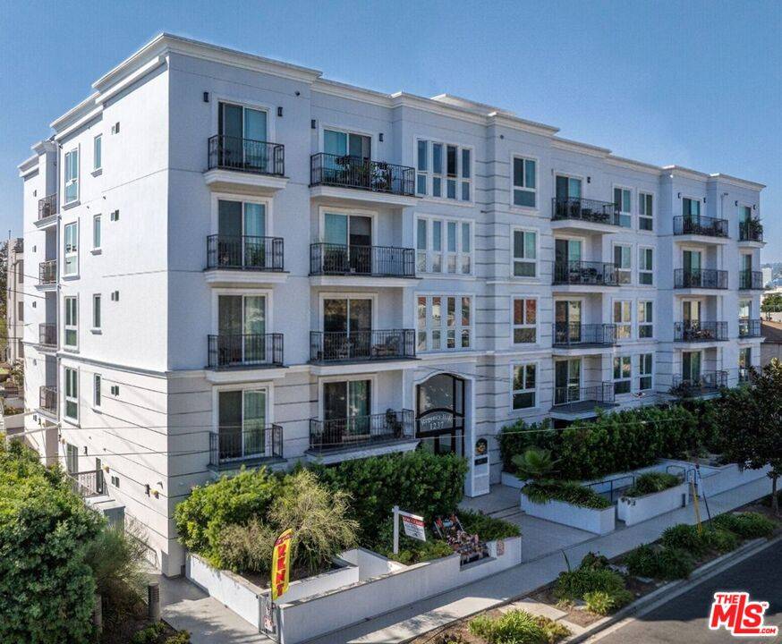 1237  S Holt Ave 3BR Beverlywood La