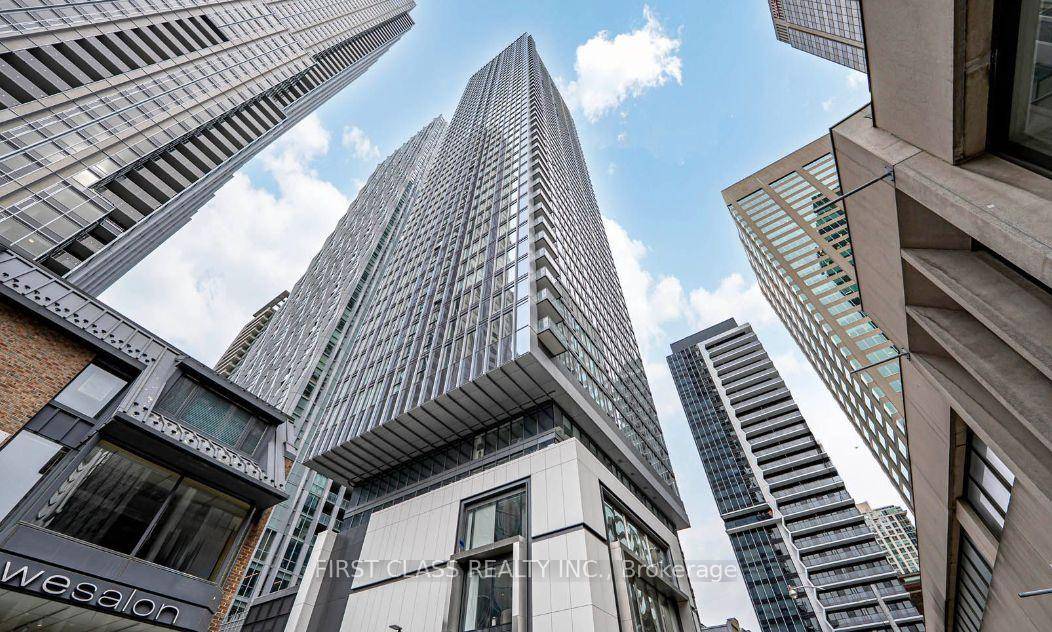 Welcome to the luxurious 8 Cumberland, a modern condo located in the heart of Yorkville.