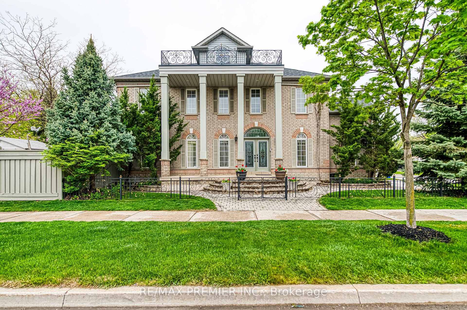 Bright and well maintained fully furnished studio basement apartment in desirable Vellore Village, featuring a clean open concept layout with bar counter used as kitchenette fridge amp ; cooktop provided, ...