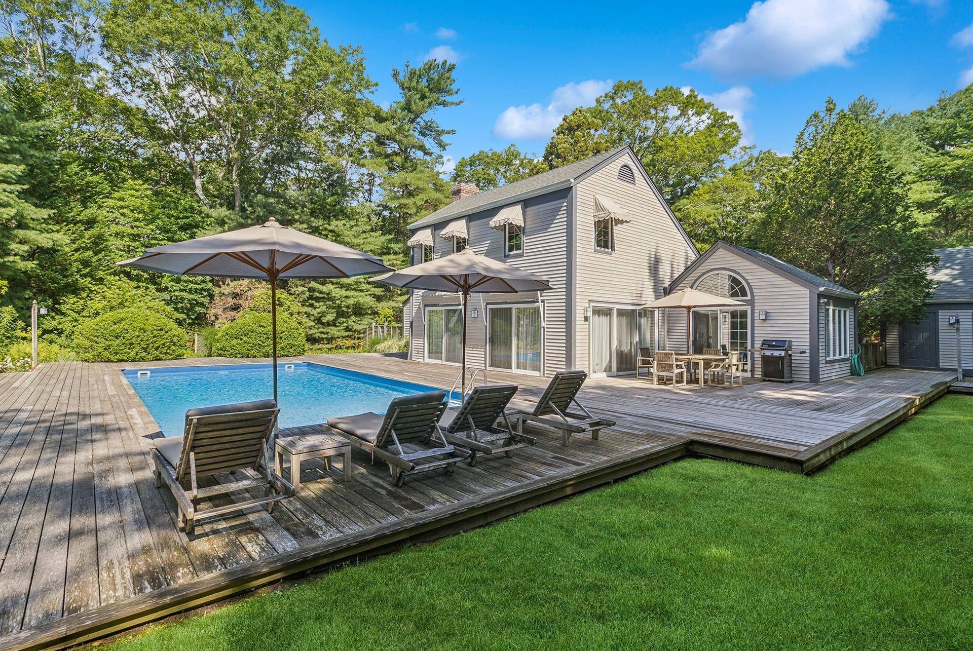 Set on 2. 26 private acres close to both East Hampton and Sag Harbor Villages, this three bedroom traditional offers the perfect blend of comfort, style, and indoor outdoor living ...