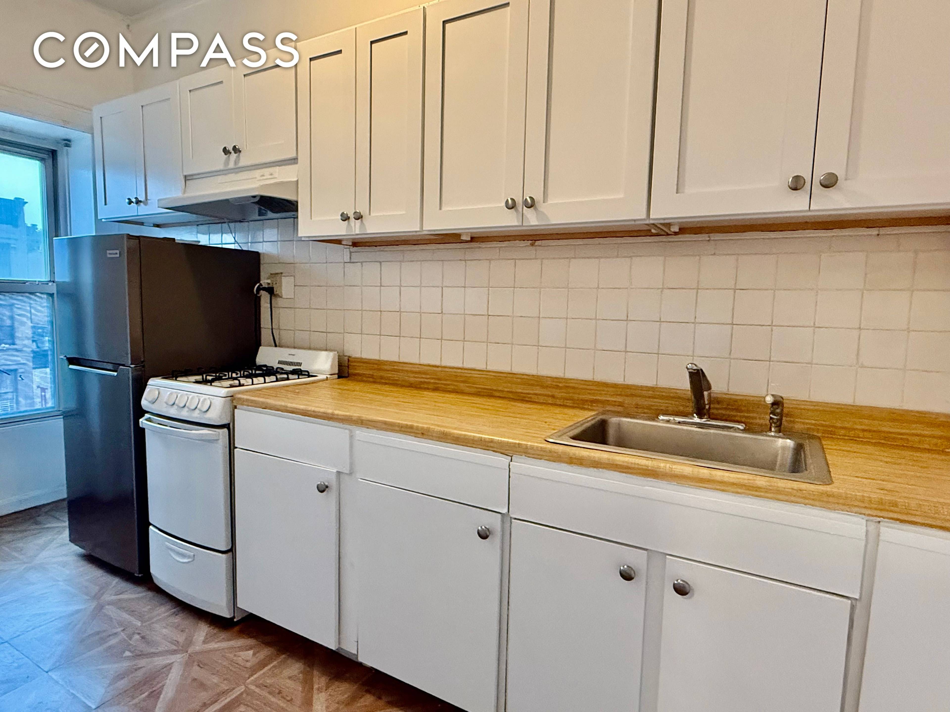 Sunny and spacious one 1 bedroom apartment on 7th Avenue in the heart of Park Slope !