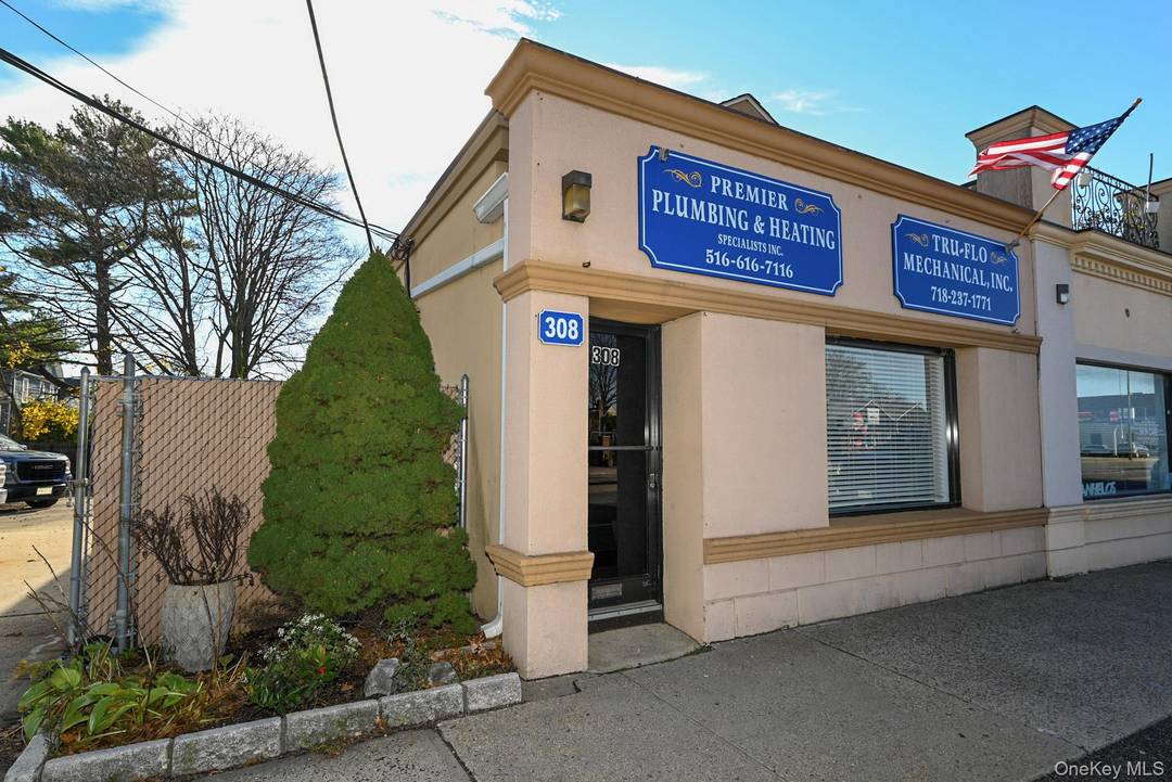 Prime Commercial Space on Jericho Turnpike New Hyde Park Discover an exceptional opportunity to establish your business in the heart of New Hyde Park !