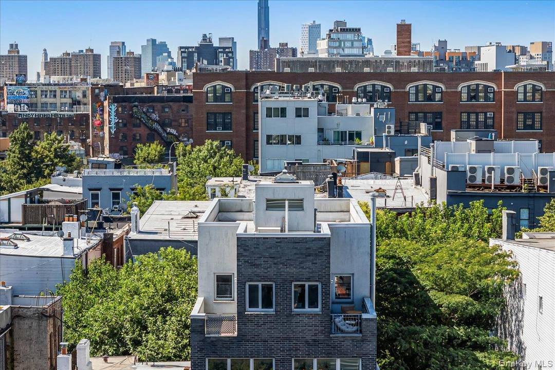 Located on North 7th Street in the heart of Williamsburg, this top floor one bedroom condo combines modern living with exceptional private outdoor space.