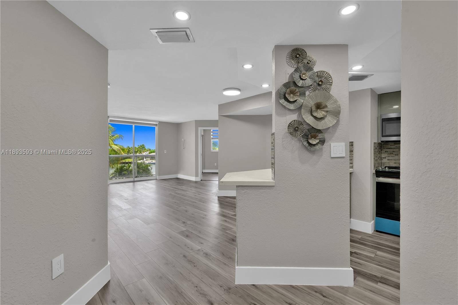 Fully renovated 2 bed, 2 bath condo in the heart of Miami Beach s Millionaire s Row just 3 minutes from the beach.