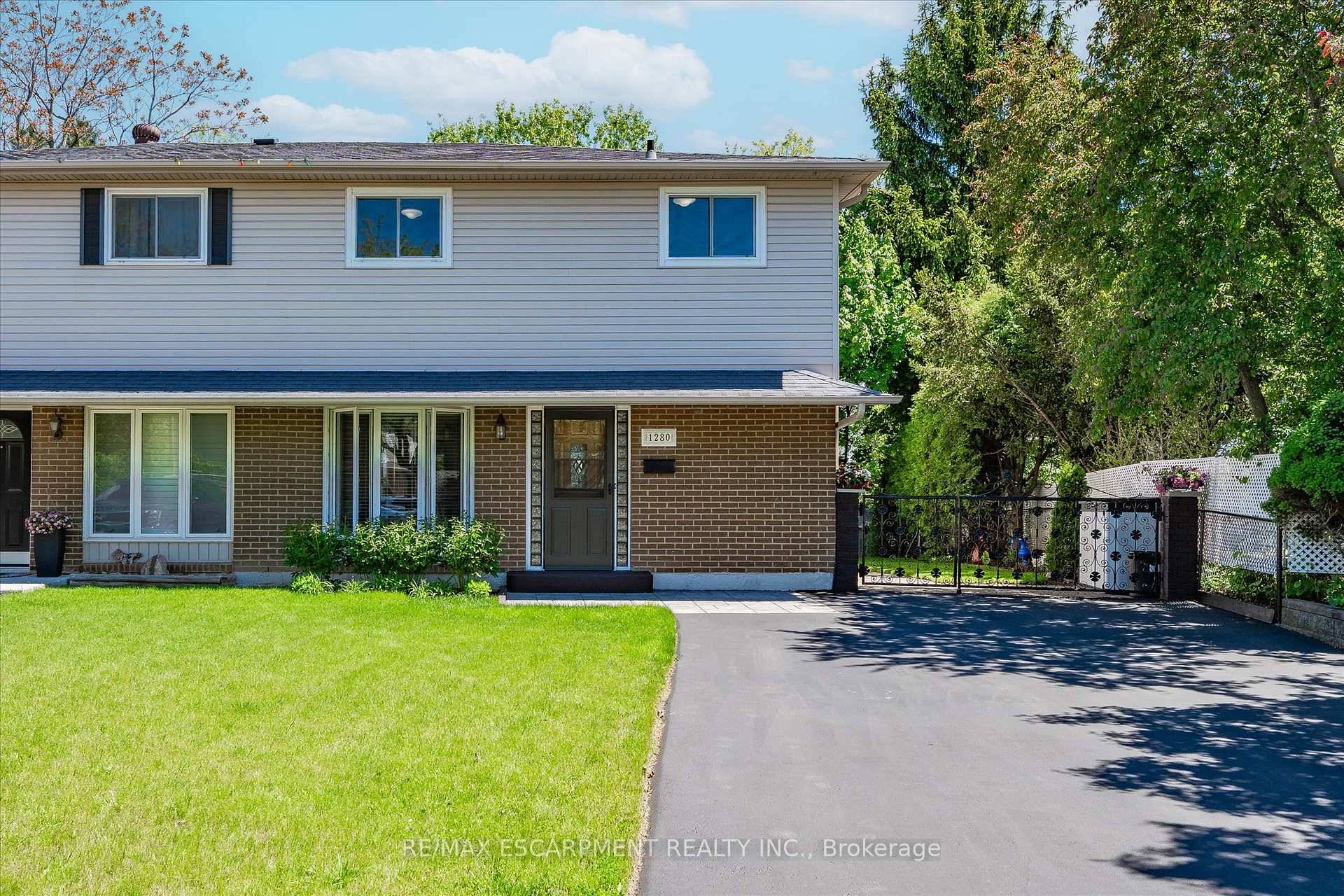 Welcome to 1280 Consort Crescent in the Family friendly Palmer neighbourhood.