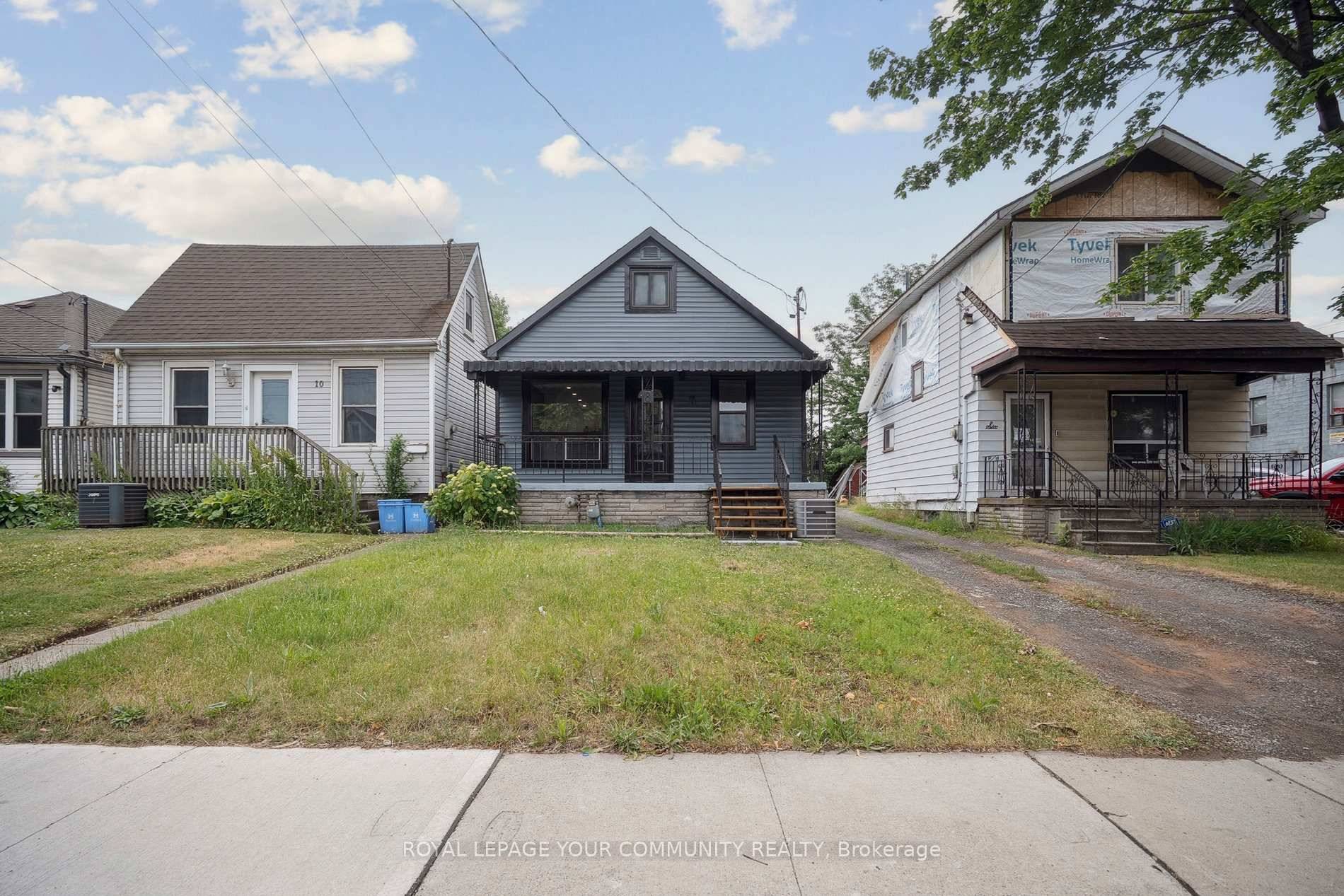 SHOWSTOPPER ! Modern 1. 5 Storey Detached Home Beautifully Renovated 3 1 Bedrooms One of Hamilton's Most Family Friendly Neighbourhoods Ideally Located Near Schools, Shopping Centers, Public Transit, Highways, amp ...