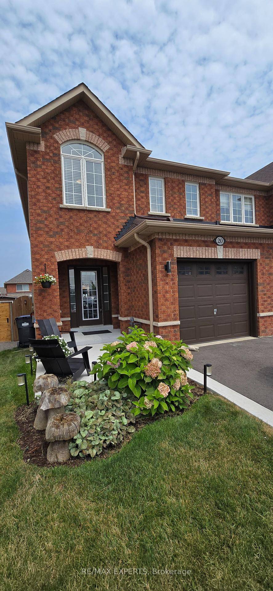 Welcome to this impeccably maintained freehold townhouse NO POTL FEE nestled in a peaceful, child safe court.