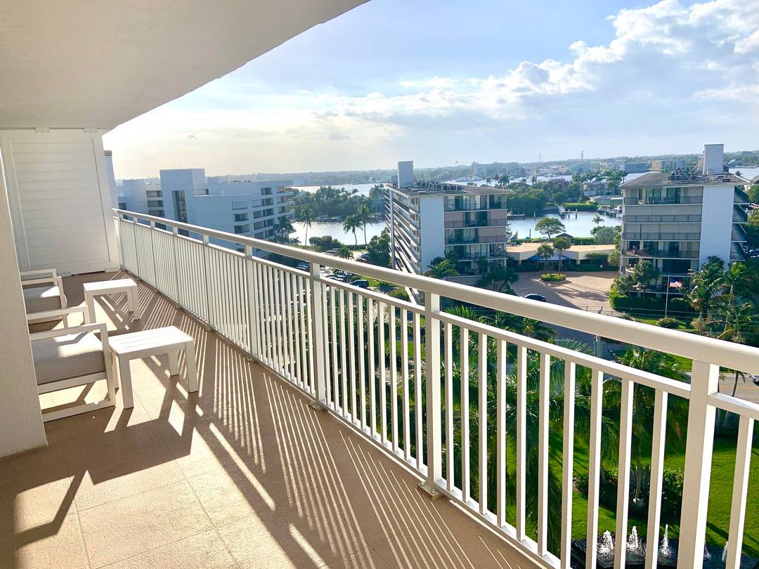 Experience luxury in this exquisite, beautiful apartment with IntraCoastal Views !