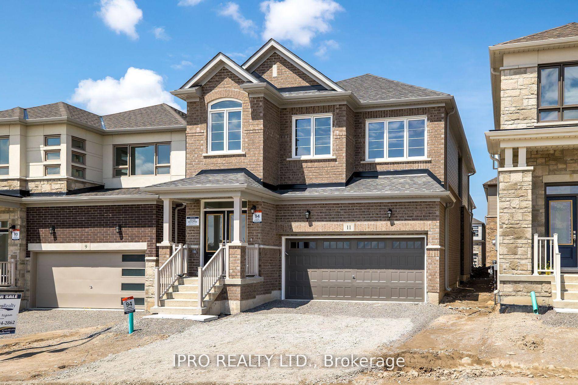 1 year Old Double Car Garage 6 bedroom park facing close to Go station home in Barrie !
