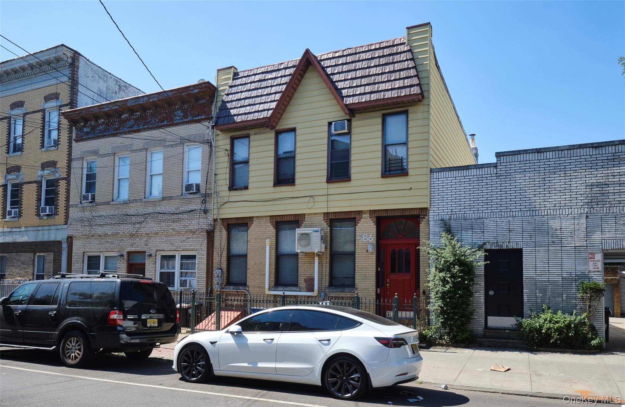 Charming 3 Family in Prime Ridgewood Location !