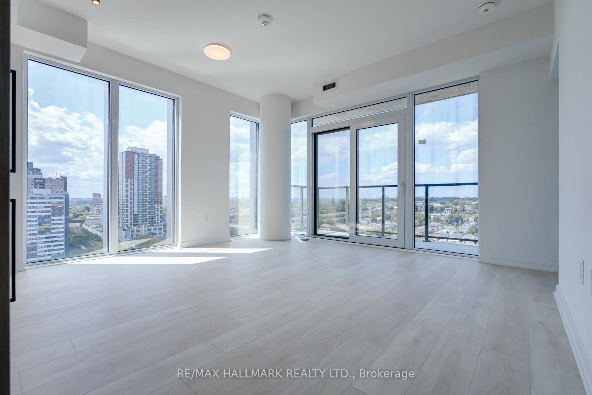 Welcome to this stunning bright corner 1 flex suite at the brand new Galleria on the Park.