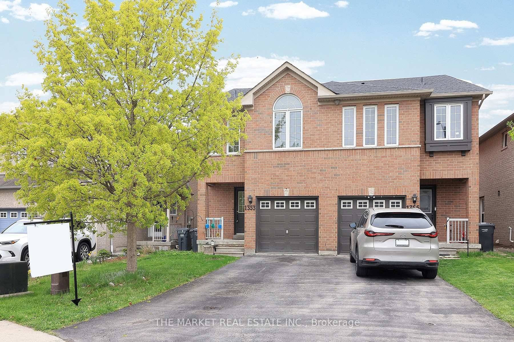 Welcome to the Epitome of Modern Living in Meadowvale Village !