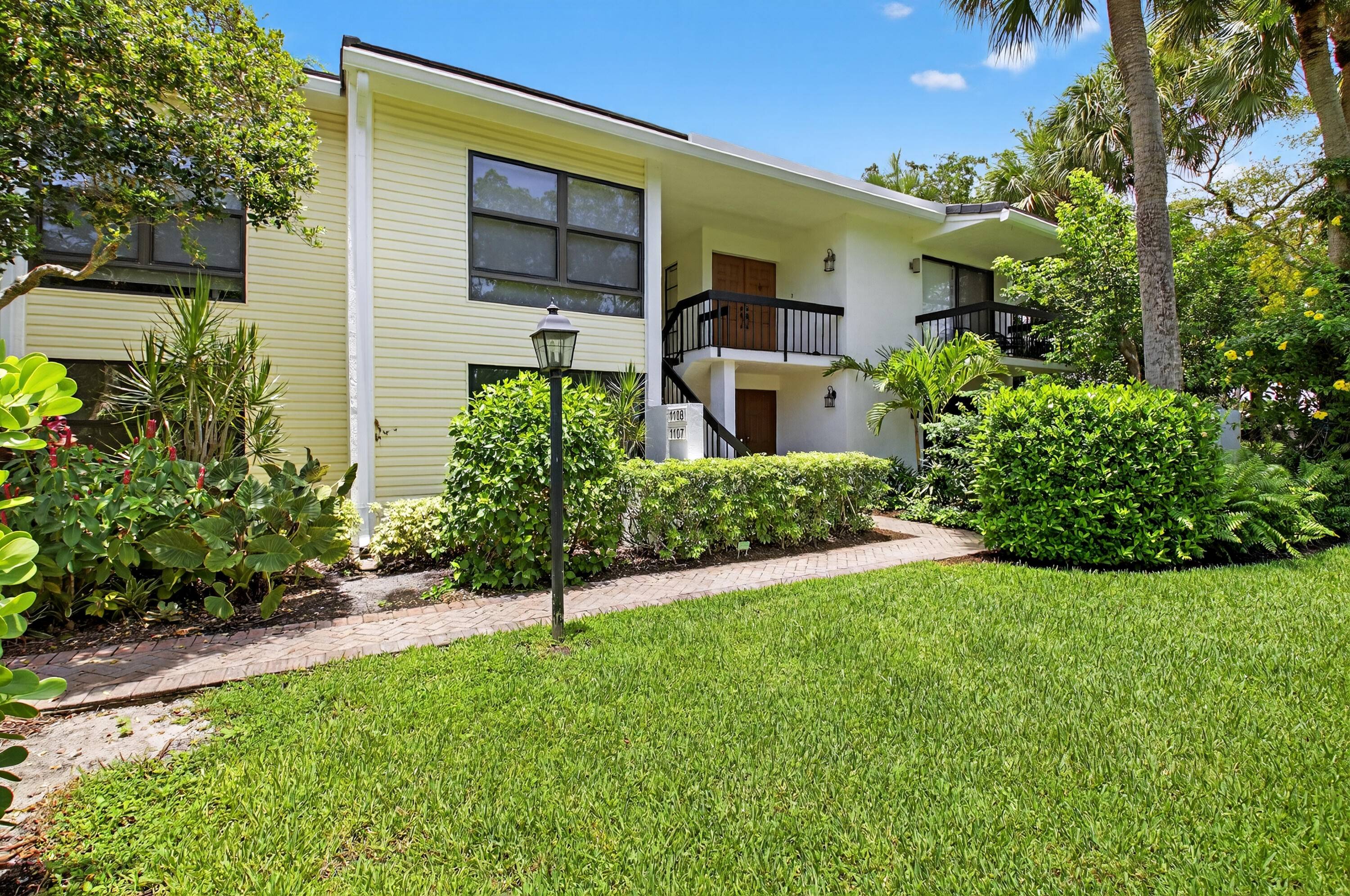 Stunning, 3 Bedroom, 2. 5 Bath 1st floor corner Willow Wood Garden apartment.