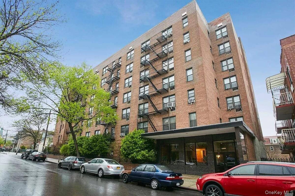 Large true 2 bedroom, 1 bath condo unit is perfect for both primary home buyers and investors.