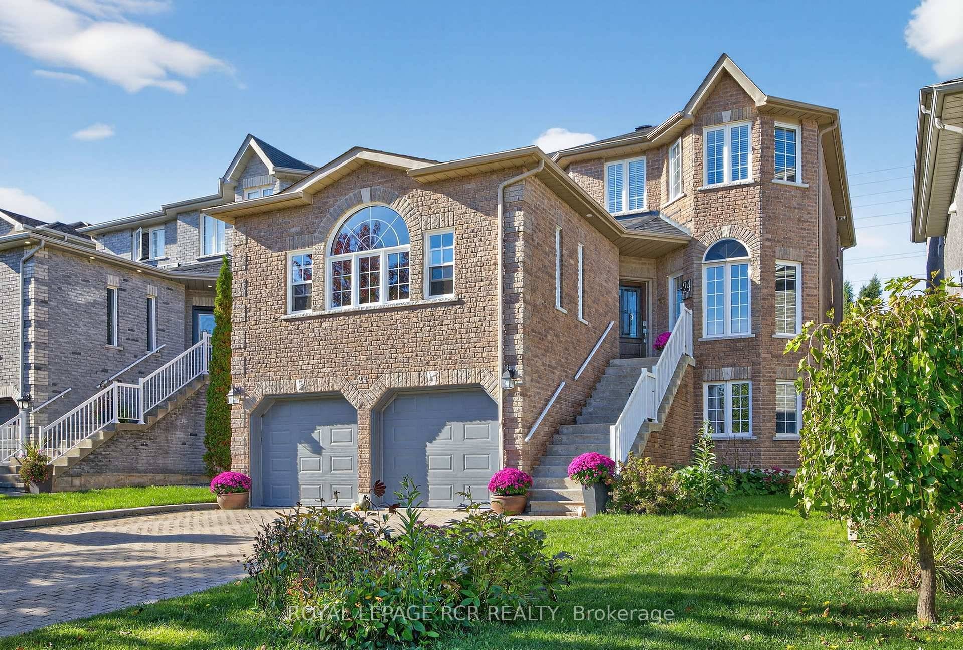 Welcome home ! Inviting 4 1 bedroom home located in a desirable neighbour of Barrie on the end of a low traffic cul de sac.