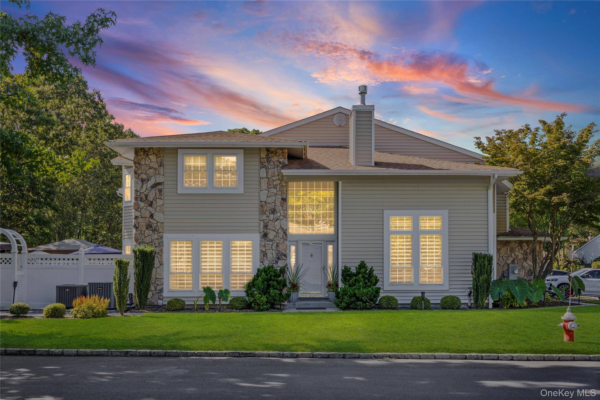 Impeccably Maintained End Unit Townhome in The Colony !