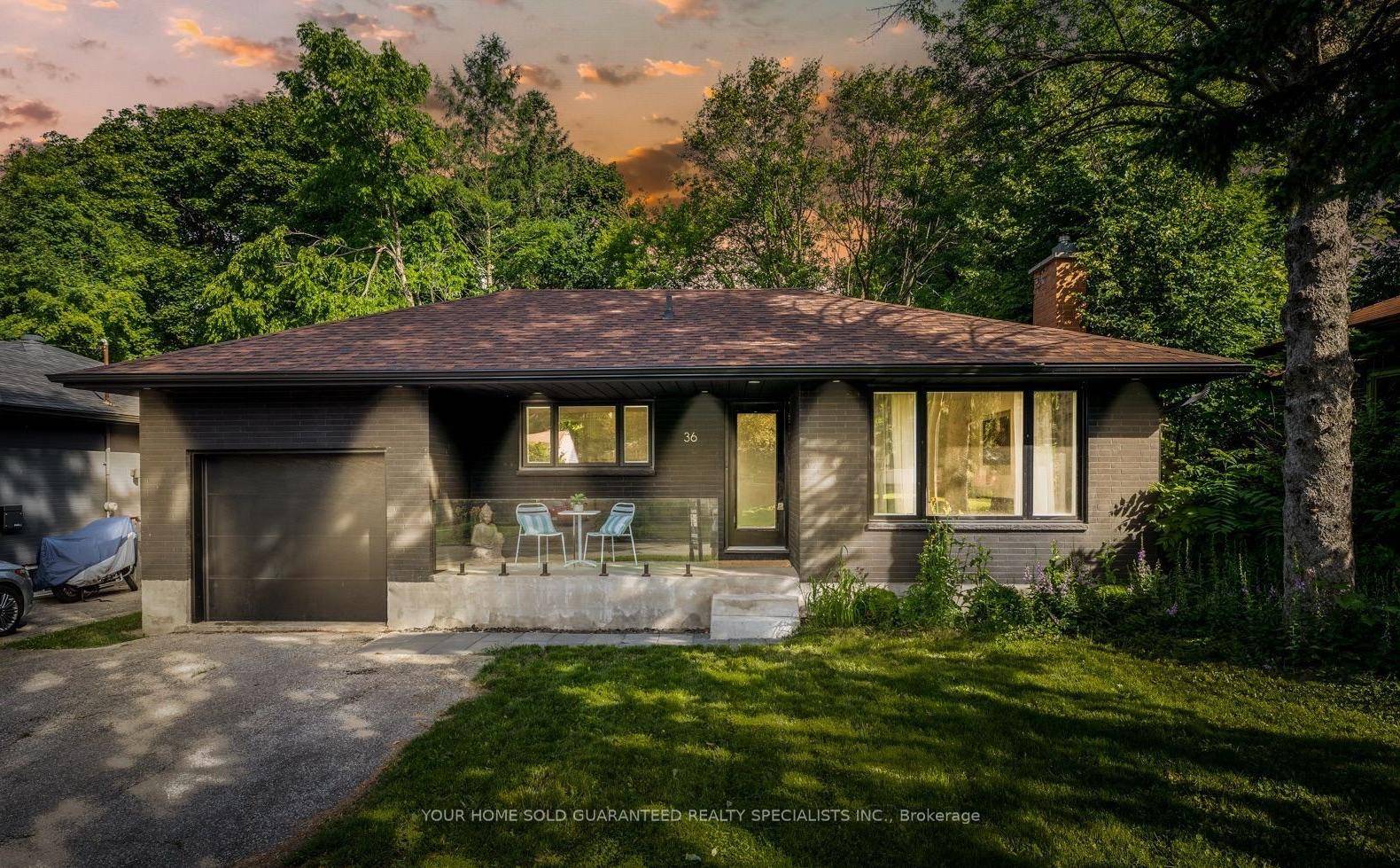 ALL INCLUSIVE ! Beautifully Renovated 3 Bedroom Main Floor Bungalow in a Mature Barrie Neighbourhood Minutes from the Waterfront !