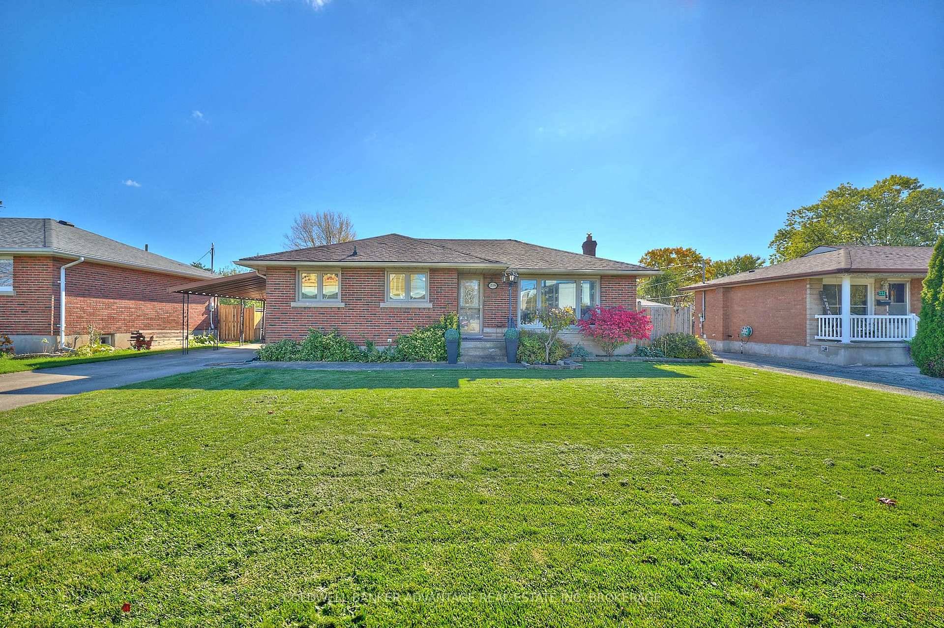 Convenient north end location for this all brick 3 bedroom, 2 bathroom bungalow featuring a detached 1.