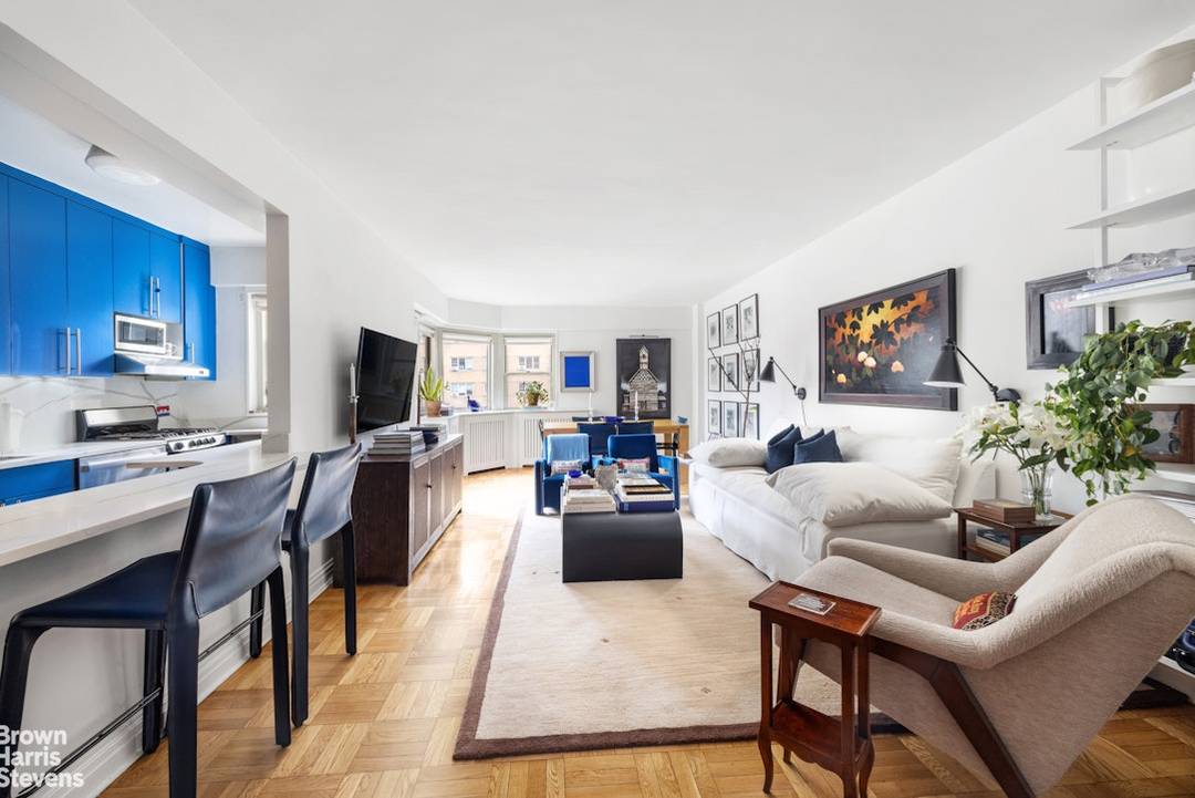 A TWENTY FOOT TERRACE HIGH ABOVE ON PARK AVENUE !