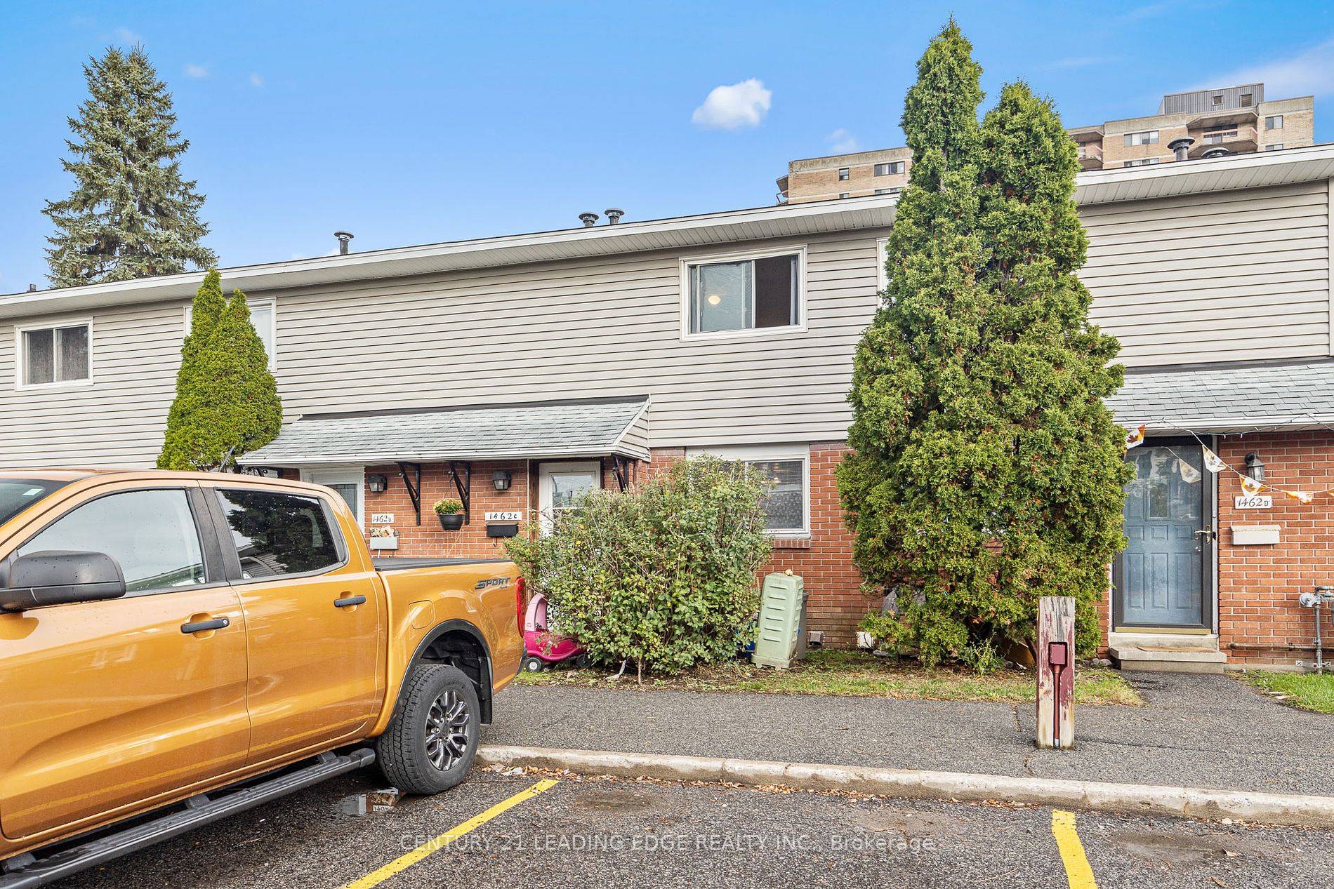 Centrally located townhouse, Private fenced Backyard, Eat In Kitchen, Close to transportation, schools, shops.
