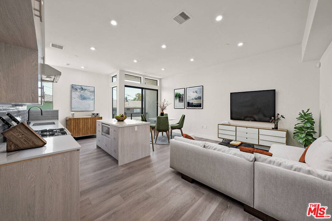 1204  N Orange Grv 3BR Hollywood Hills East La