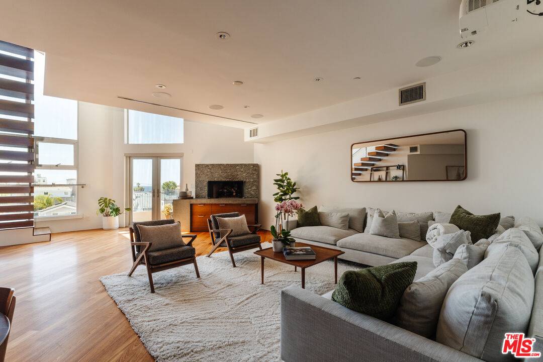 255   Main St 2BR Marina Del Rey La