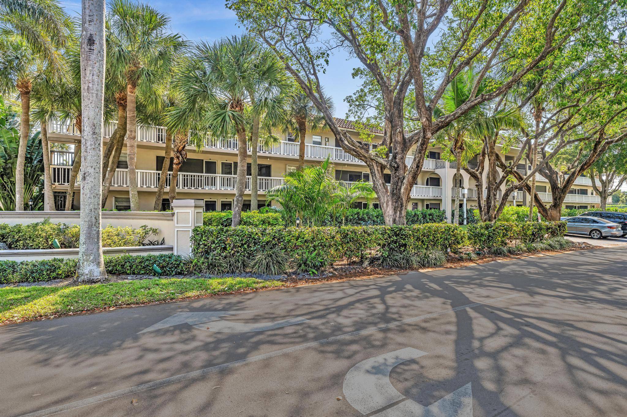 Well maintained 2 bedroom 1 1 2 bath condo in excellent location in East Boca Raton right off Federal Highway across from the prestigious Royal Palm community.