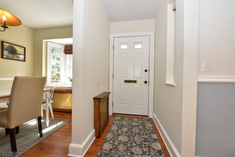 Welcome home to this charming ranch home in the heart of Hawthorne and near the Glen Rock border.