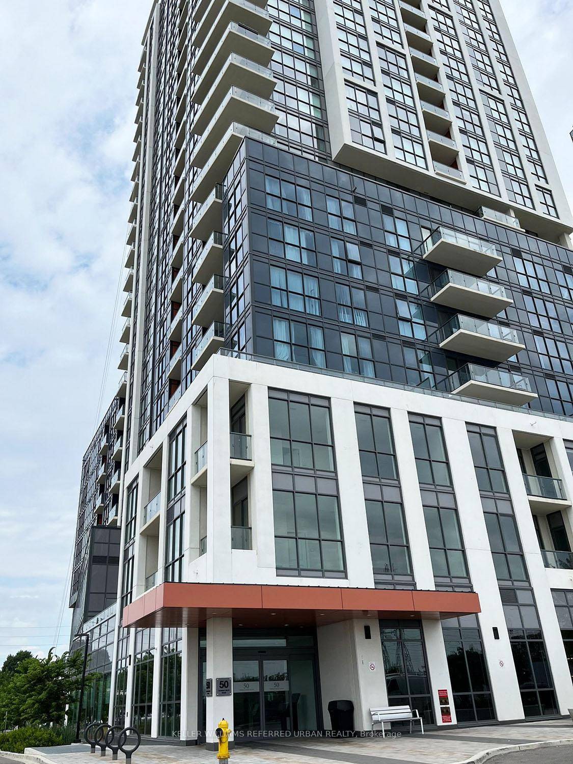 Stylish and sunlit one bedroom plus a den suite located on Dundas St W, just steps from Kipling Station.