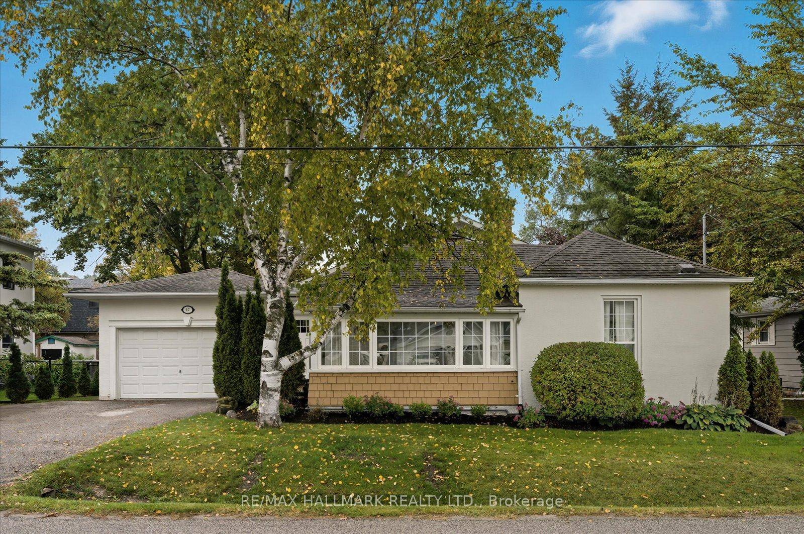 OPEN HOUSE SUNDAY SEPTEMBER 28TH, 2025, 2 4 PM Stunning 4 bed, 3 bath bungalow in desirable Mt.
