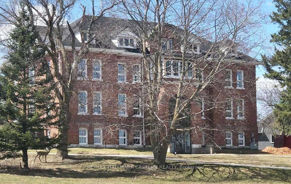 Luxuriously Renovated 1 Bedroom, 1 Bath Suite Just Minutes to the Village of Lakefield with A Variety of Amenities, Artesian Shops and Restaurants.