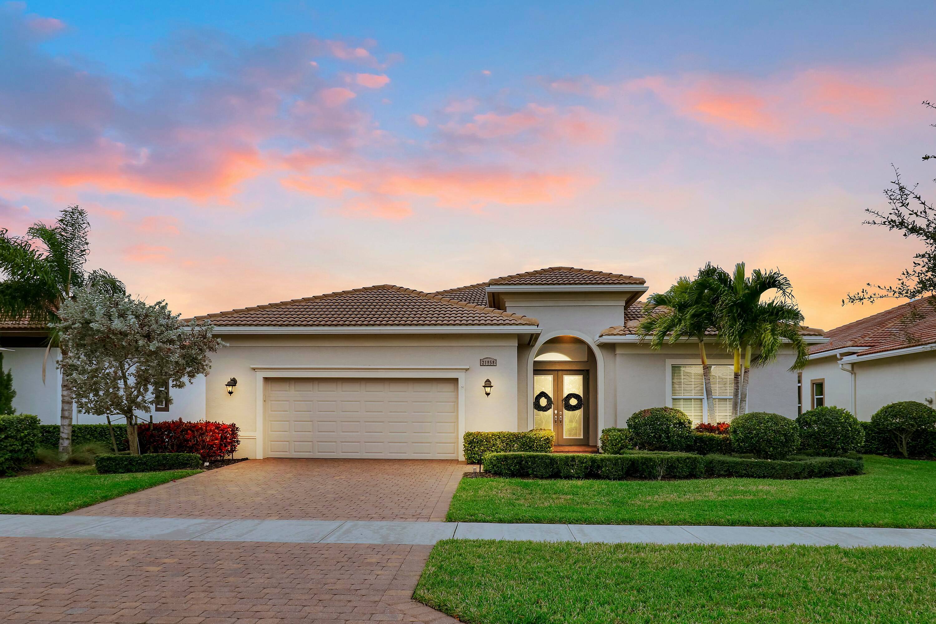 MAJOR DEAL ALERT ! This is your chance to OWN a stunning Tropea model in the highly sought after PGA Verana community and at the BEST PRICE on the market ...