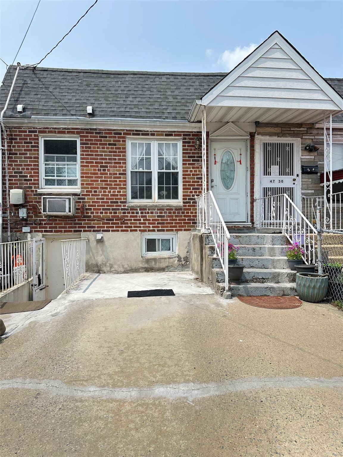 welcome to this semi detached brick single family offering 2 bedroom 2 full bath.