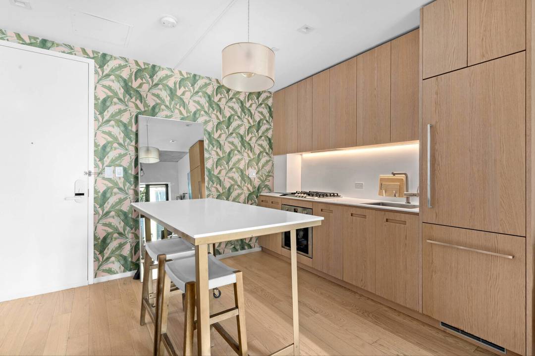 Welcome home to 6P at 98 Front Street, one of DUMBO's most in demand full service condominium buildings.