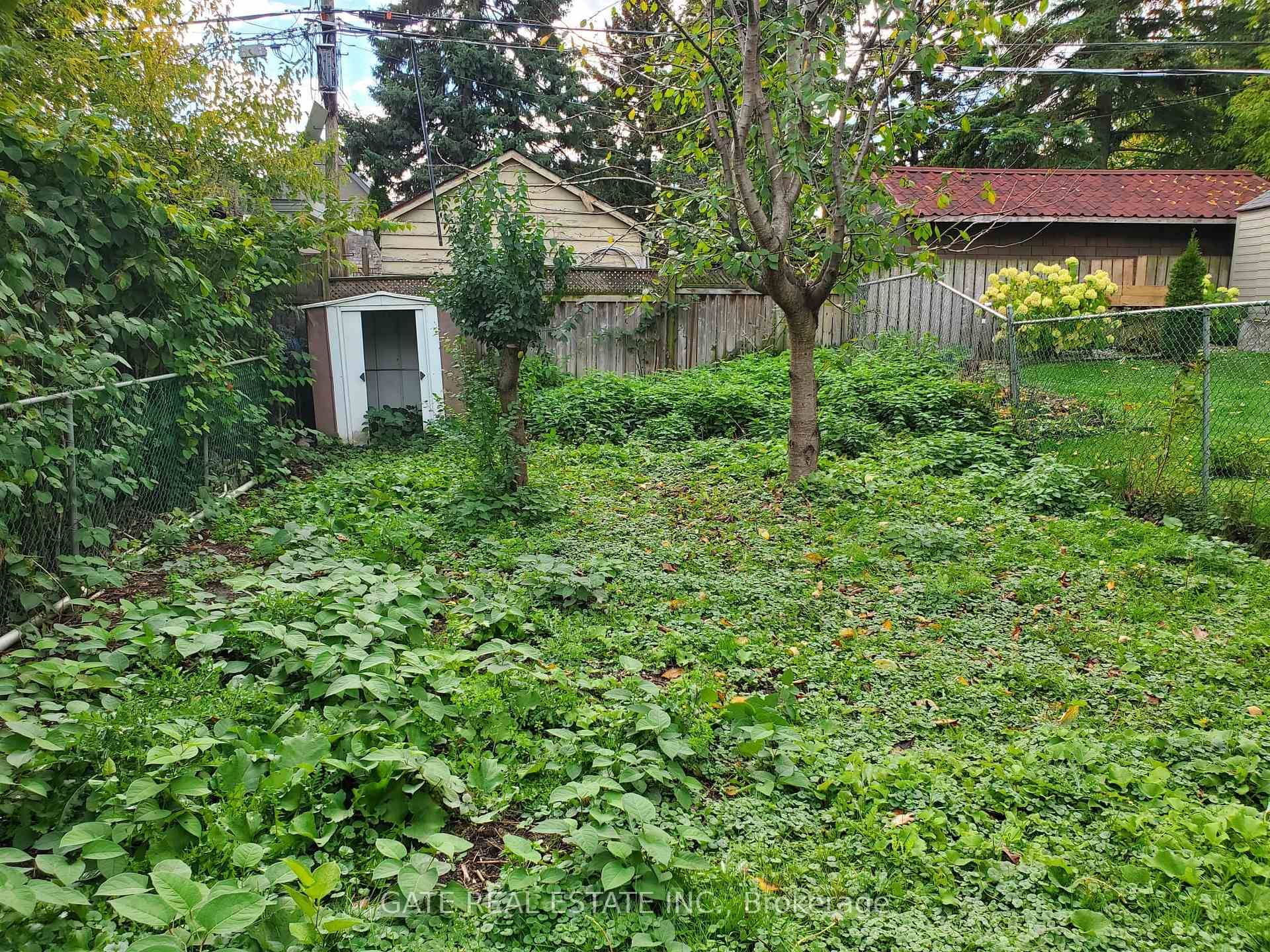 Solid detached house, located in a quiet neighborhood.