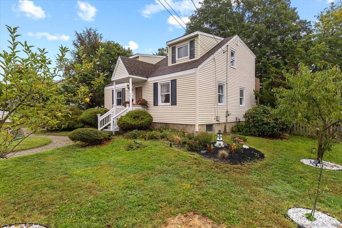 Walk to Walnut Beach, the scenic boardwalk, and neighborhood coffee house and restarants from this recently renovated 4 5 Bedroom 3 Bath Pumpkin Delight home.