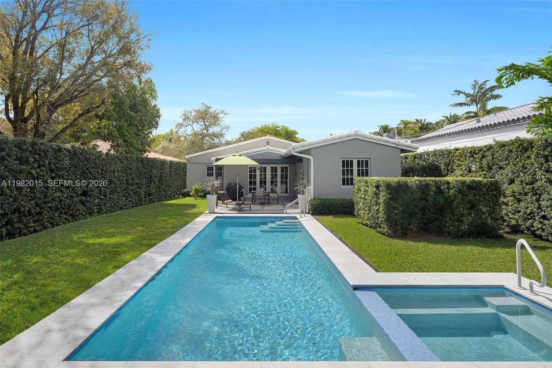 South Beach Deco Stunner !