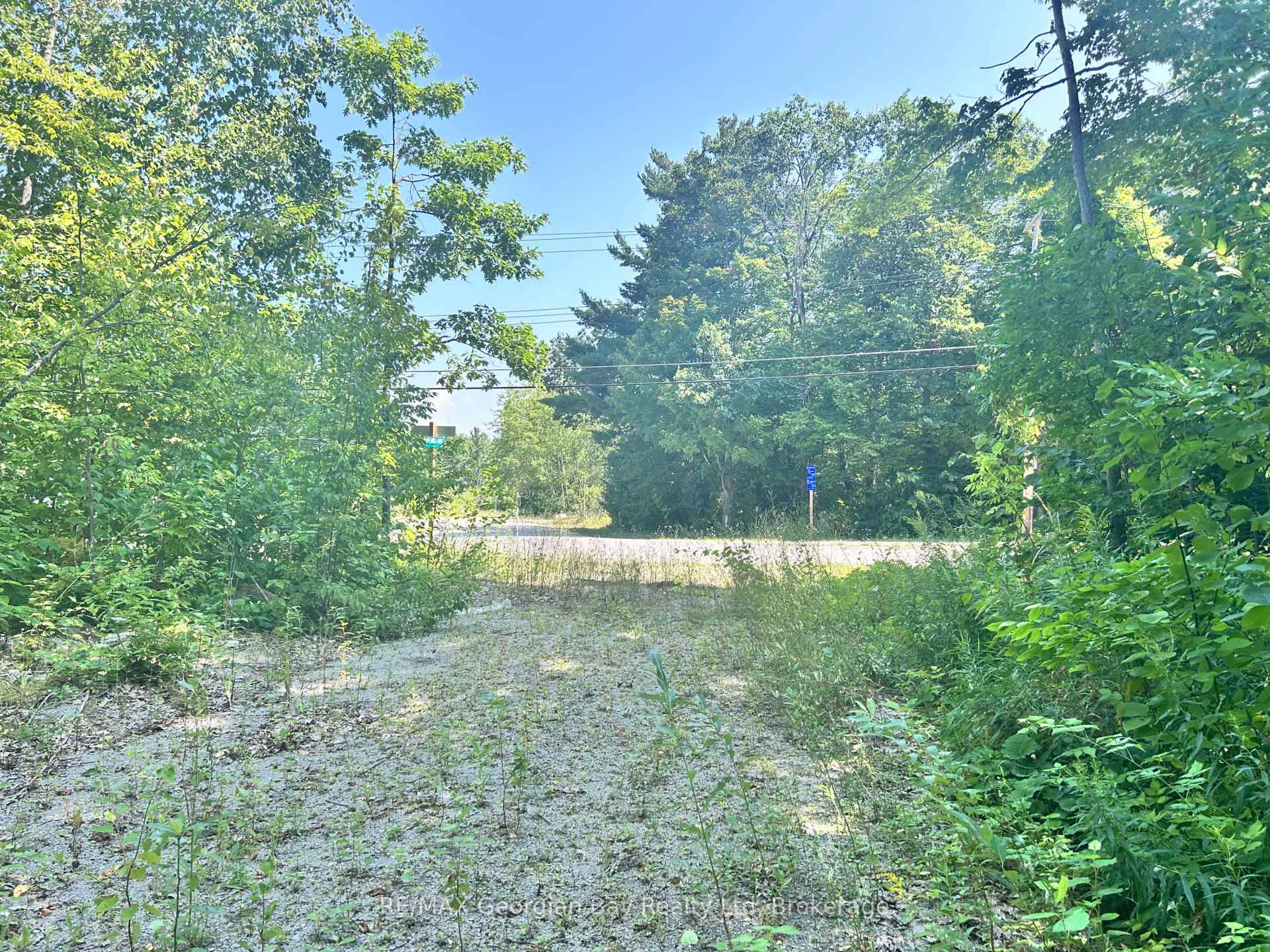 Located on a perfectly level 150x150 half acre lot within walking distance to Georgian Bay, marinas, and Patterson Park, this property offers an ideal spot for your new home.