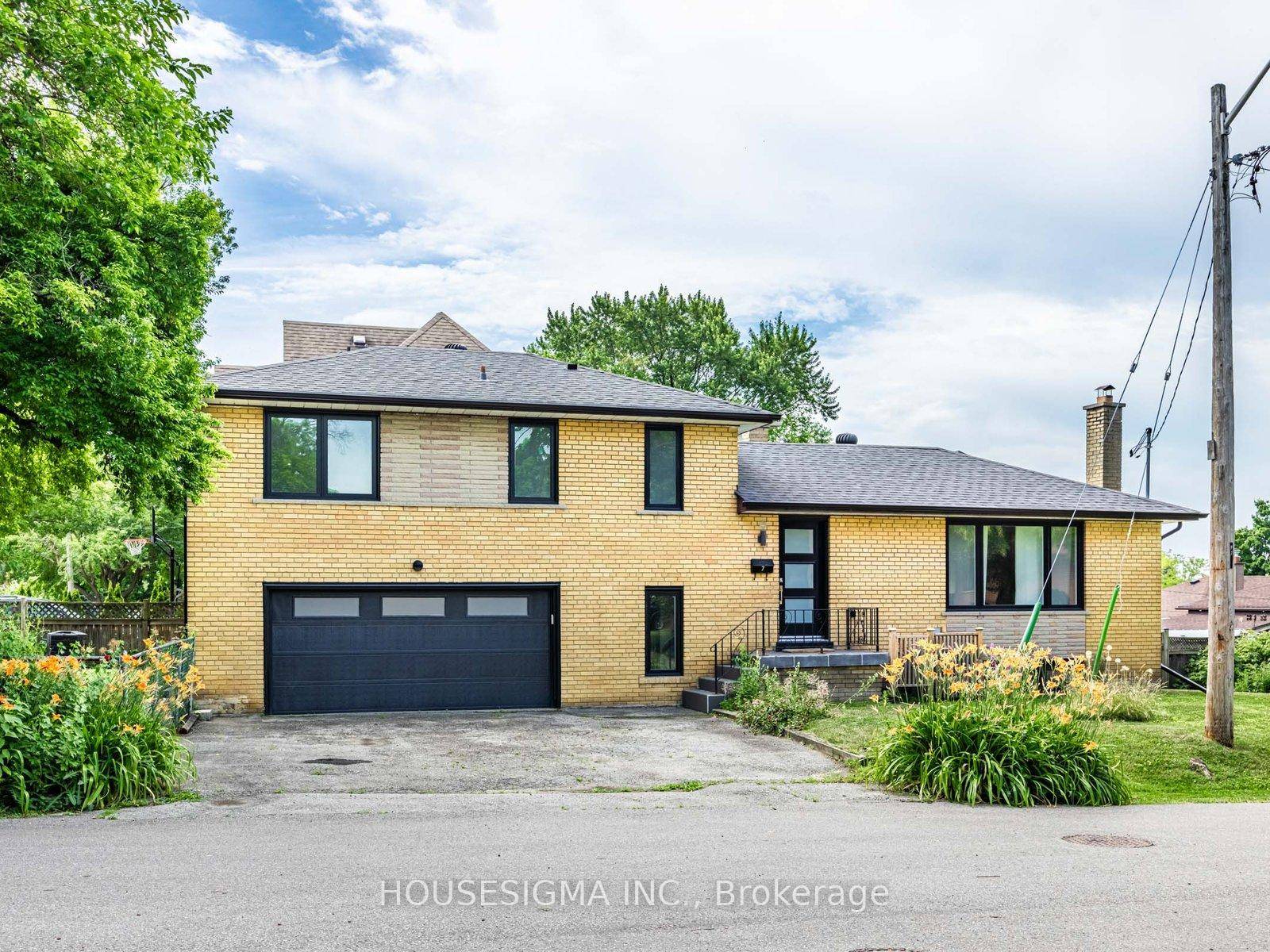Bright amp ; Spacious 3 1 Bedroom Home In Etobicoke.