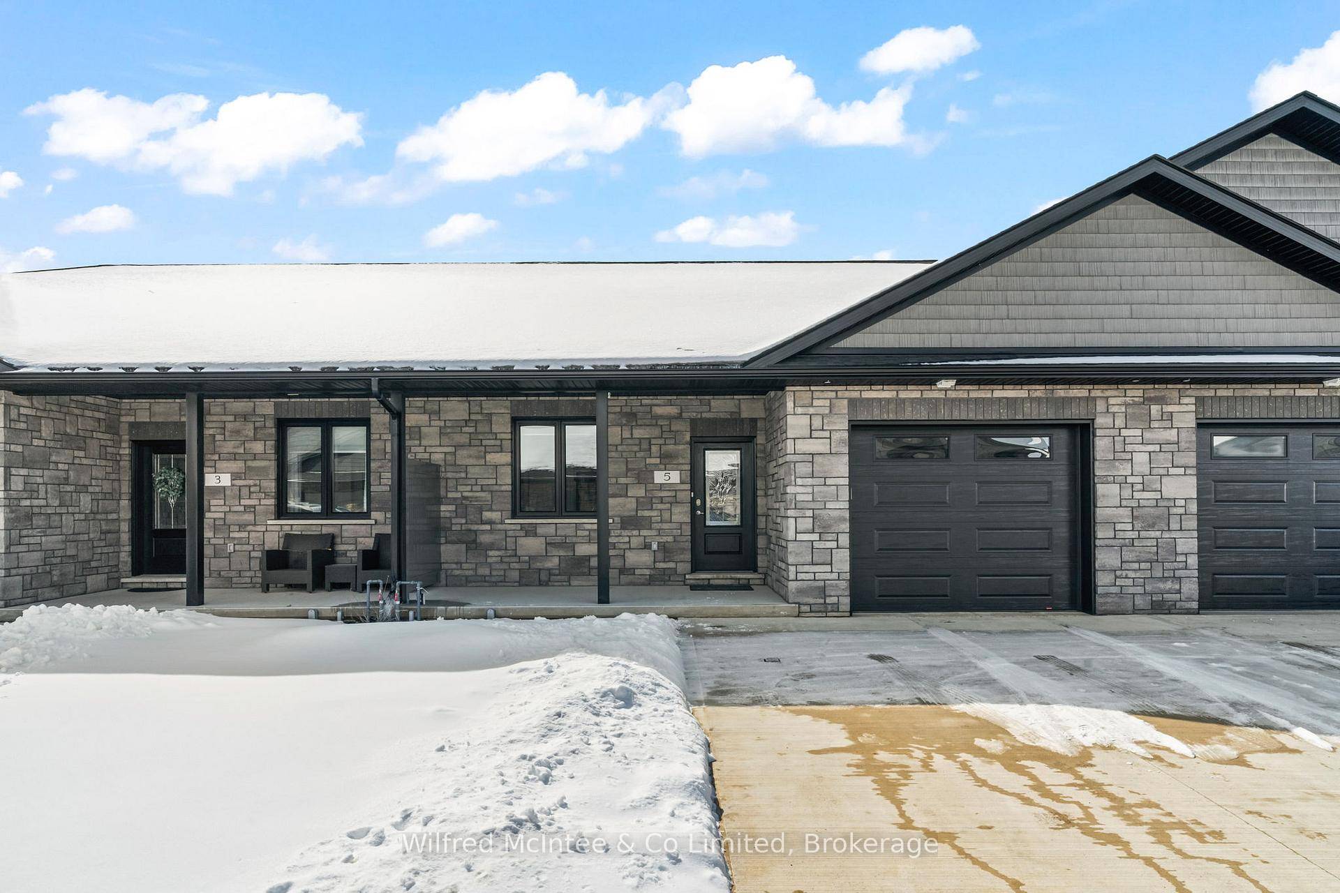 Welcome to 5 Palmer Marie Lane, a stunning Life Lease Unit in a 50 Community !