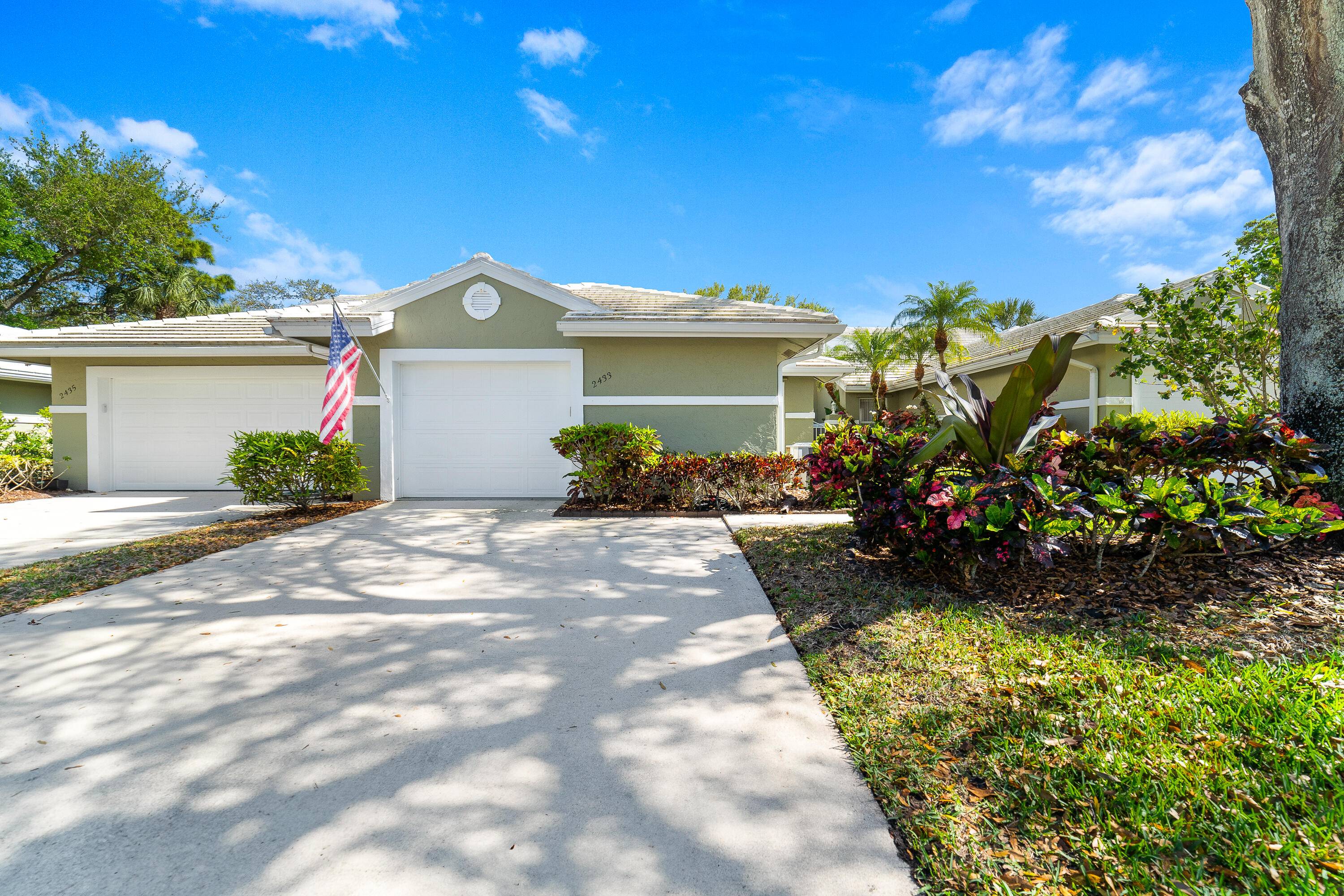 Beautifully Updated 2 Bed, 2 Bath Villa in Desirable Monarch Country Club.