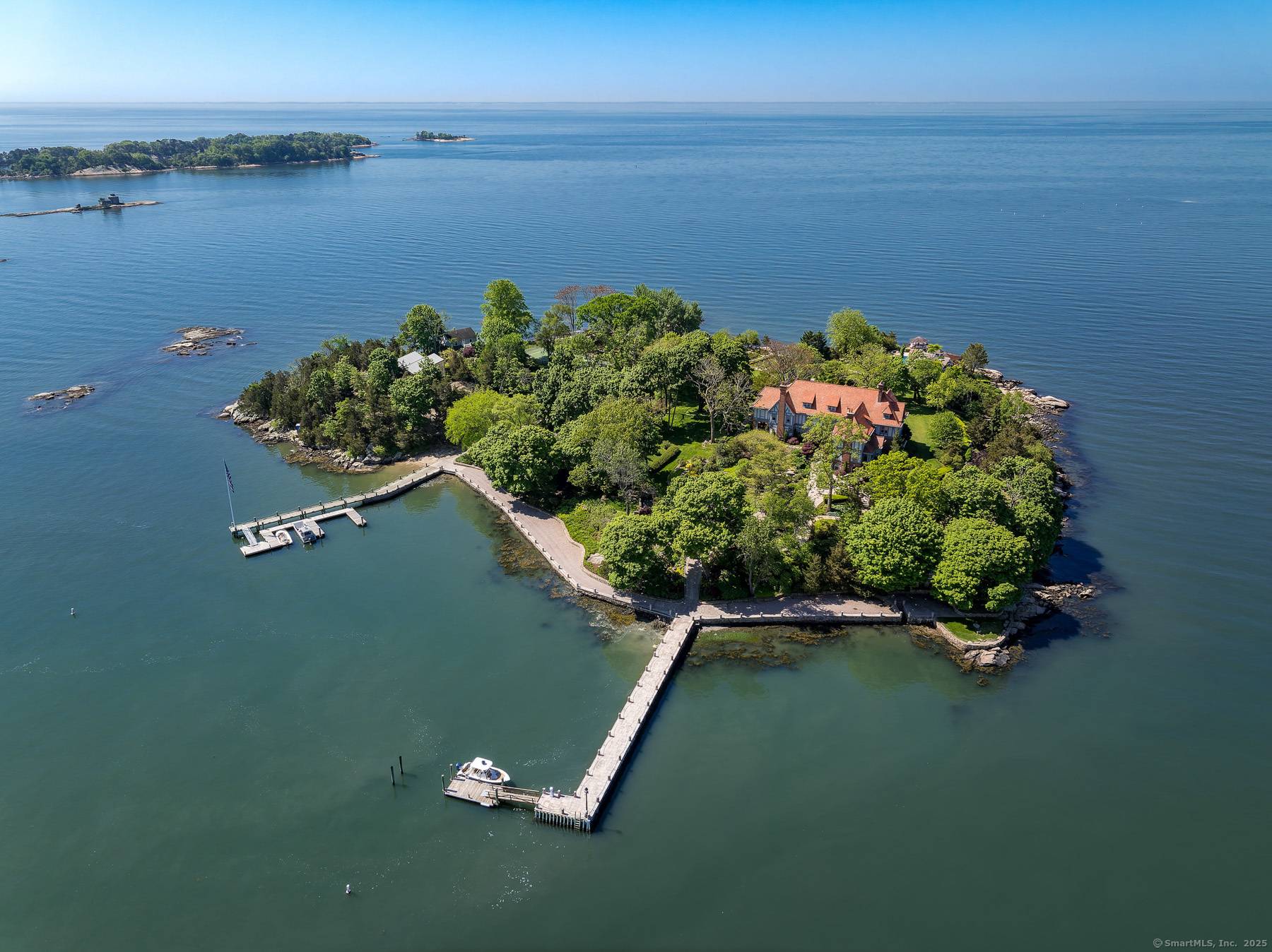 Dazzling summer resort like oasis on the private, 7.